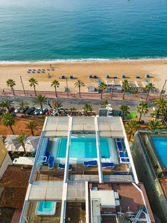 Vista aérea de la playa y de la piscina de la azotea
