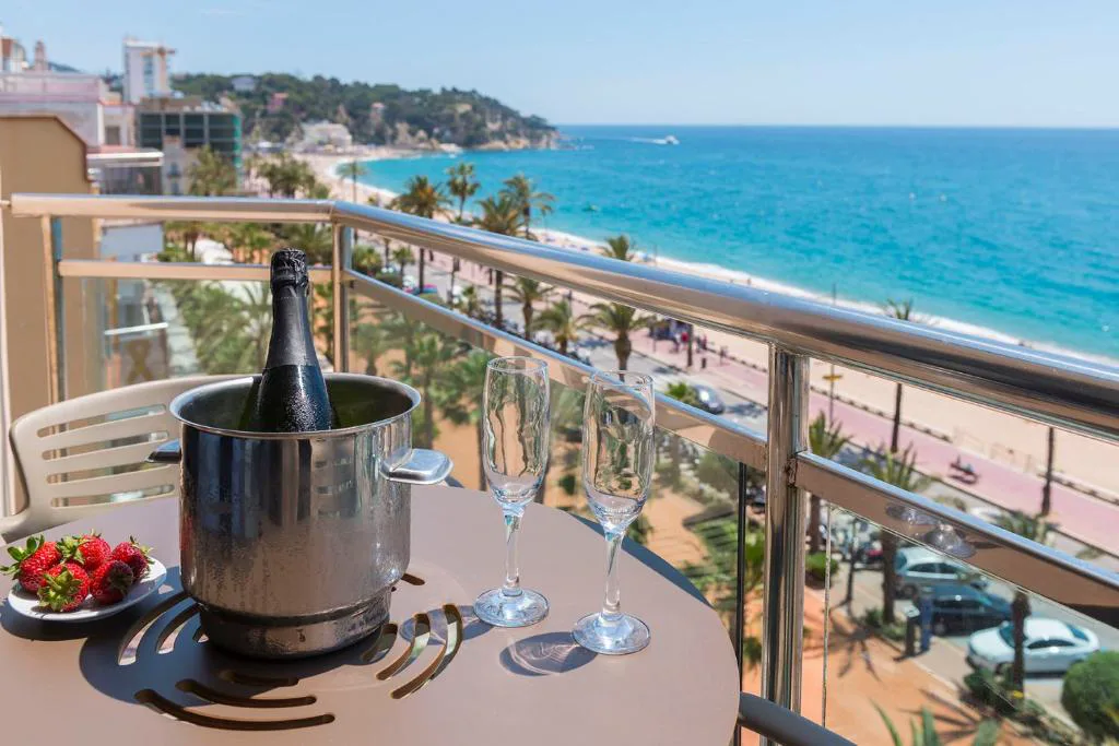 Balcón con champán y vistas a la playa de Lloret