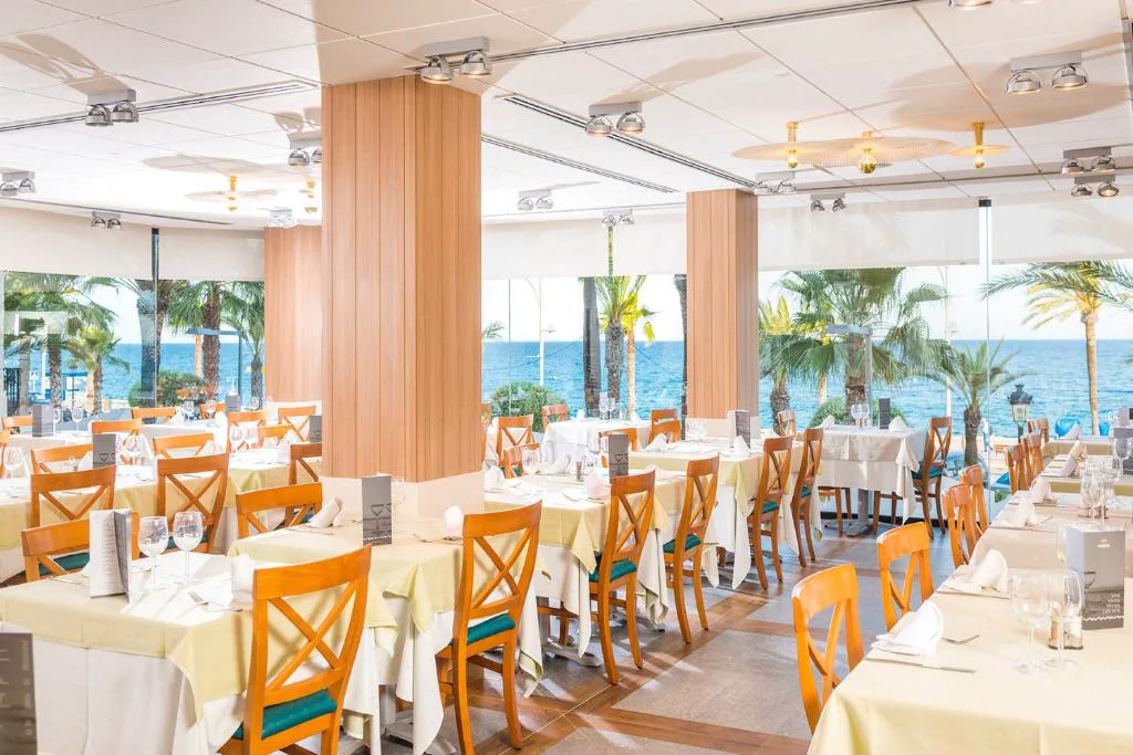Comedor con ventanales al paseo marítimo