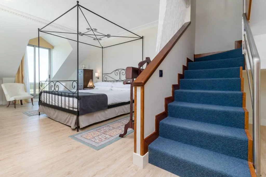 Habitación con cama de dosel y escalera azul