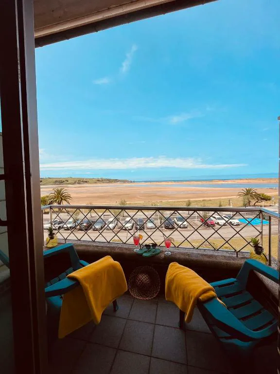 Balcón con tumbonas frente al estuario y la playa