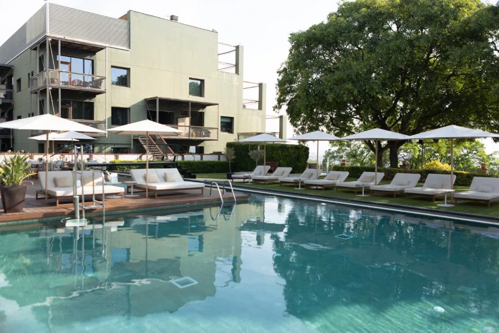 Piscina rodeada de terrazas y edificios blancos