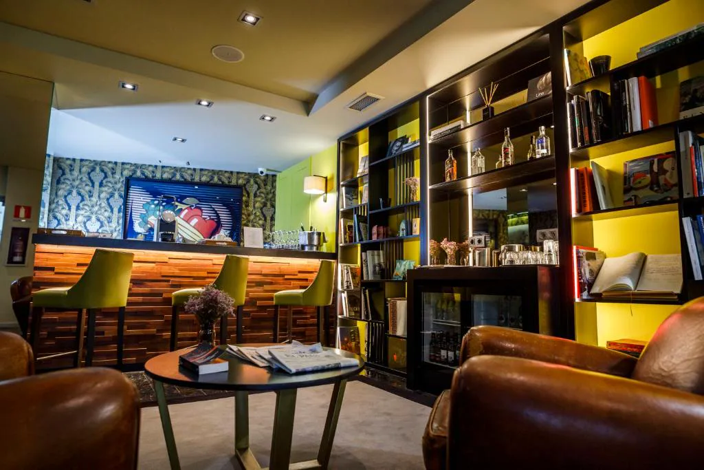 Bar-biblioteca con sillones de cuero y estanterías