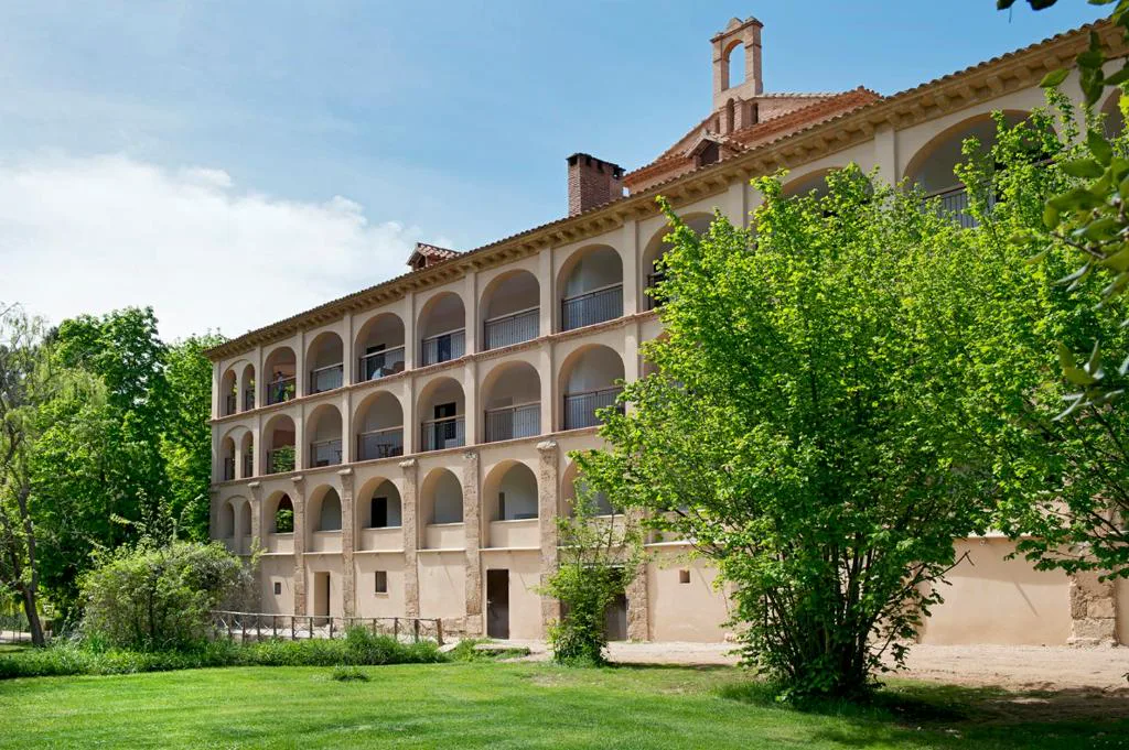 Monasterio de piedra entre árboles
