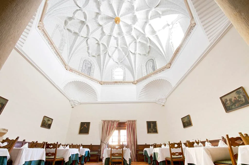 Sala con cúpula decorada y luz cálida