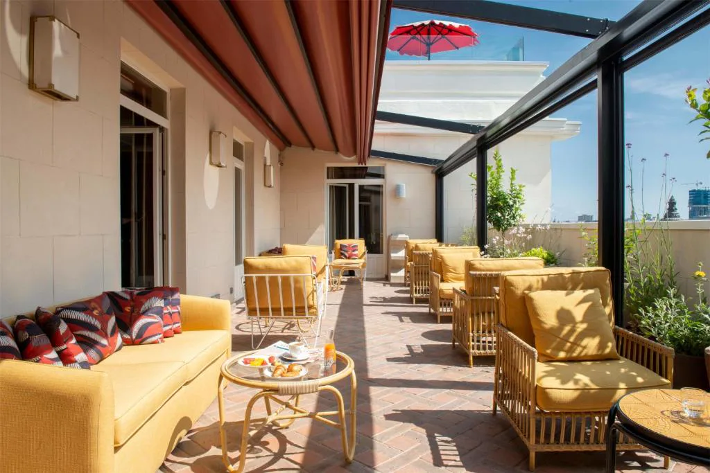 Terraza con sillones amarillos, cojines de colores y vistas