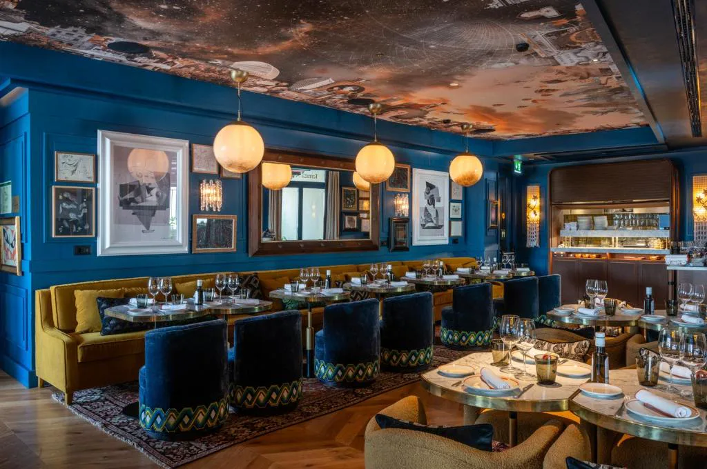 Restaurante con paredes azules y lámparas redondas