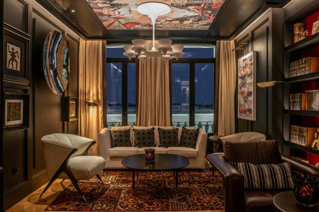 Salón con estanterías, sofás y lámparas de diseño