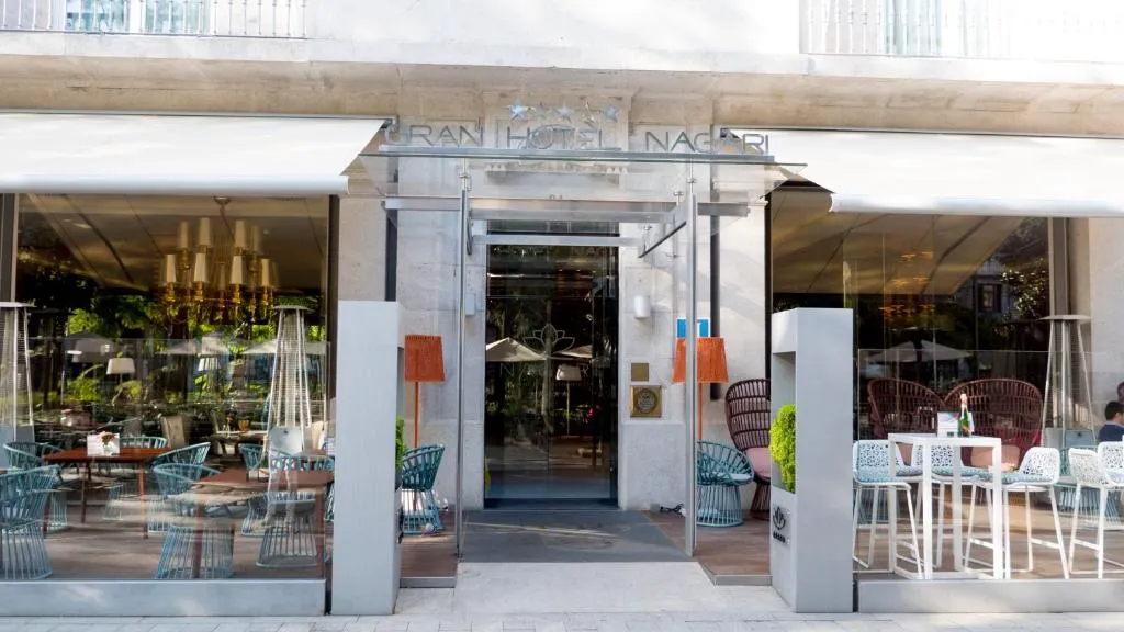 Fachada y entrada acristalada del Gran Hotel Nagari Boutique & Spa en pleno centro de Vigo