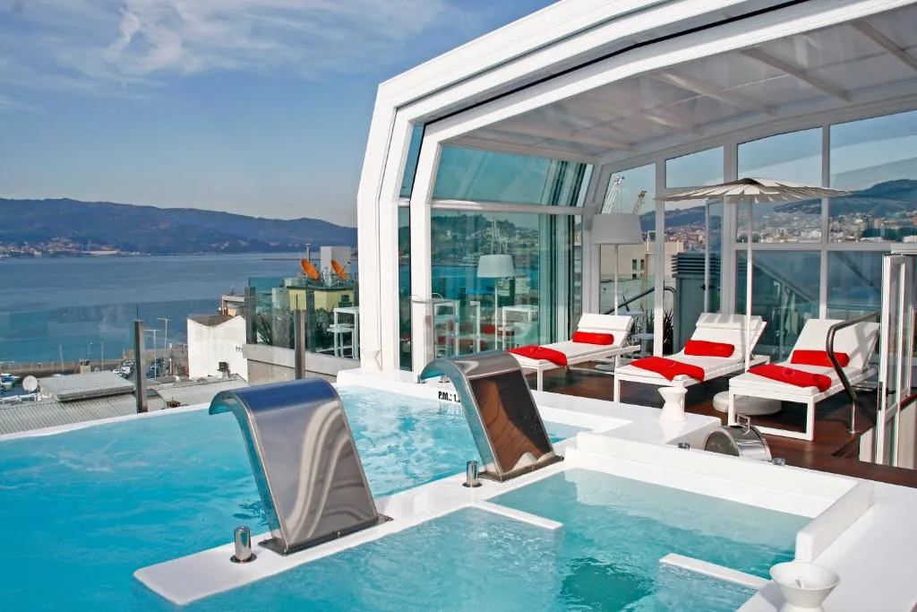 Terraza chill-out en la azotea con jacuzzi y vistas a la ría de Vigo