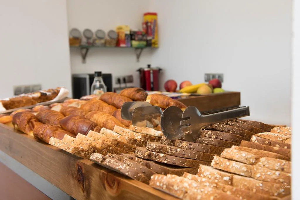 Mesa de desayuno con panes, bollería y fruta fresca, Hotel Naturaleza Mar da Ardora