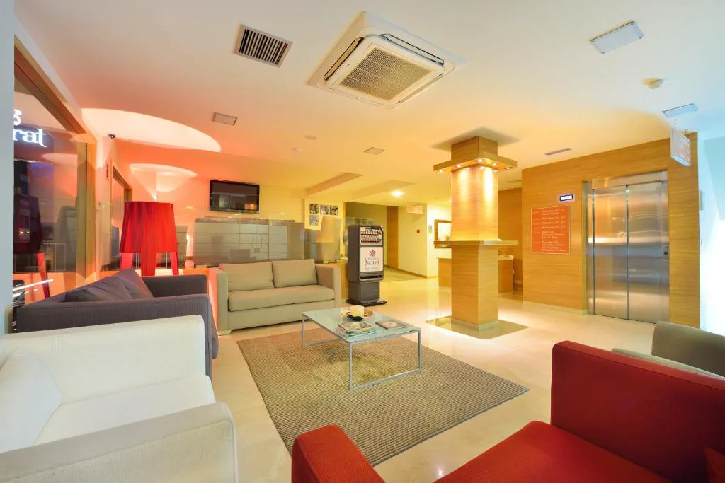 Zona de recepción y estar con sofás y ascensor de acero, Hotel Norat Marina & Spa