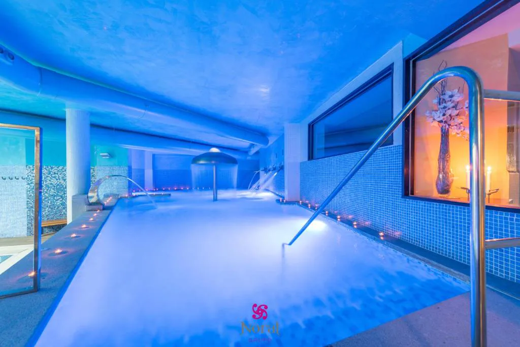 Piscina interior con iluminación azul y chorros de hidroterapia, Hotel Norat Marina & Spa, O Grove
