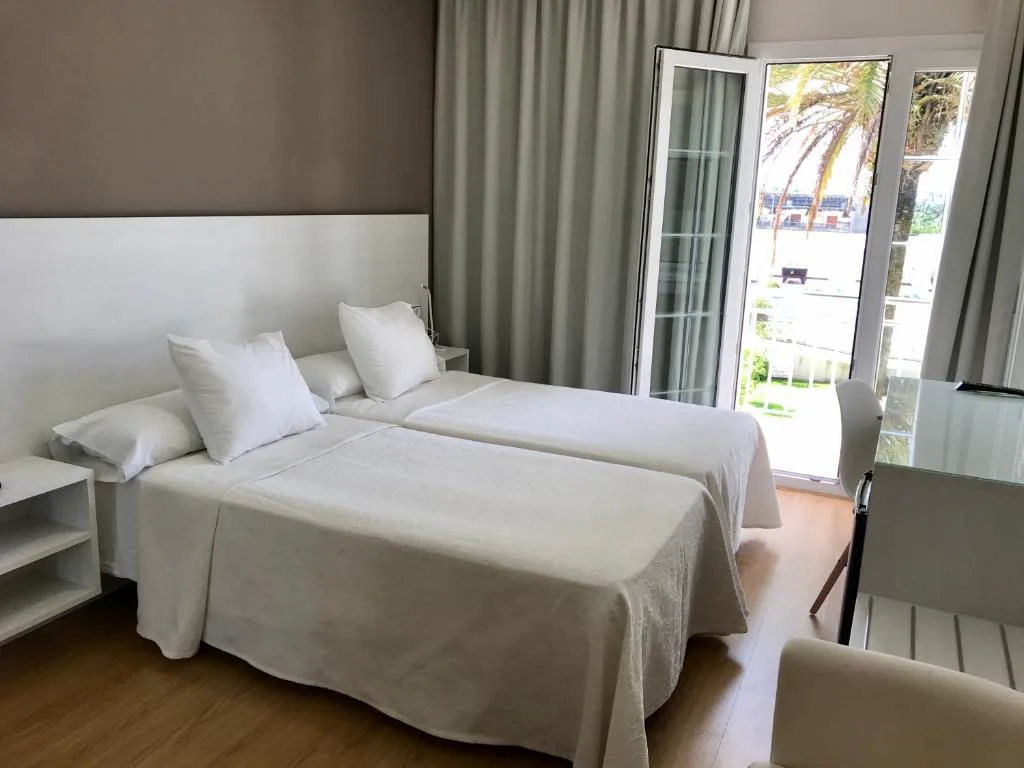 Habitación doble con balcón y vistas exteriores con palmeras, Hotel Nuevo Vichona