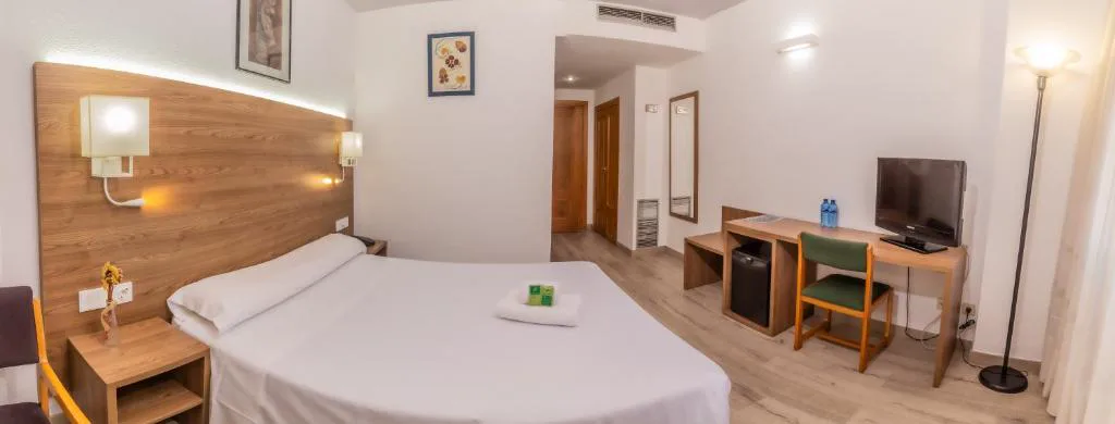 Habitación con cabecero de madera y ventana