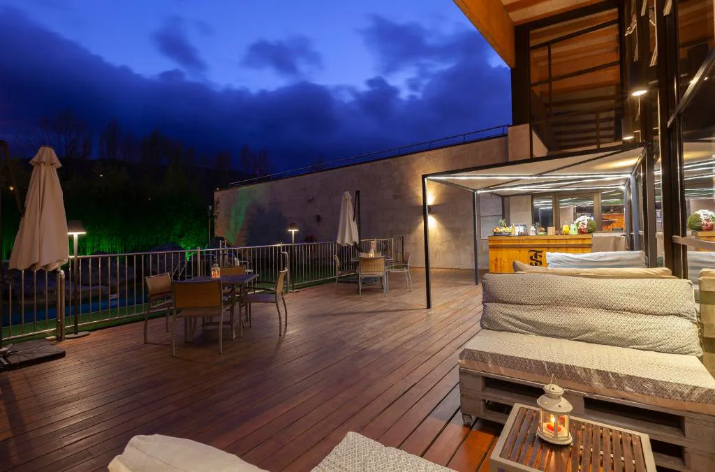 Terraza de madera iluminada con tumbonas
