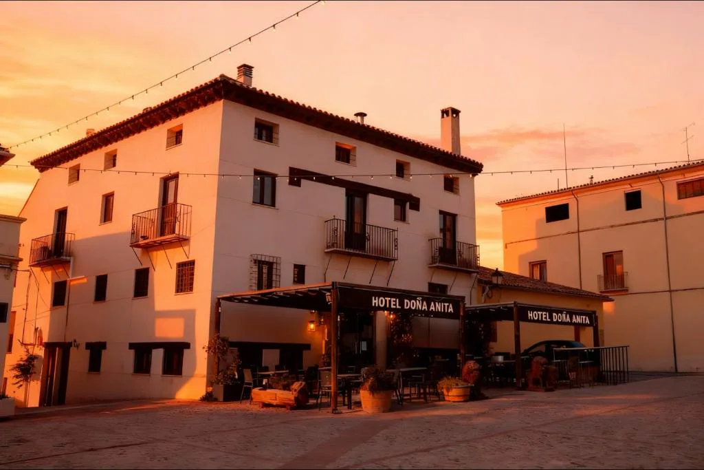 Fachada del hotel en la plaza al atardecer en Requena