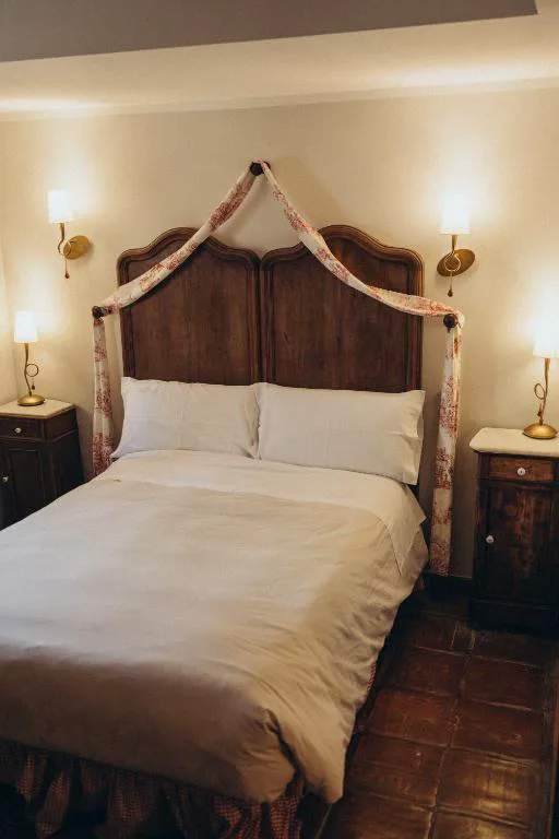 Cama con dosel y cabecero de madera