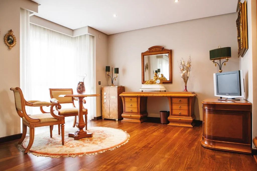Habitación con espejo y escritorio de madera