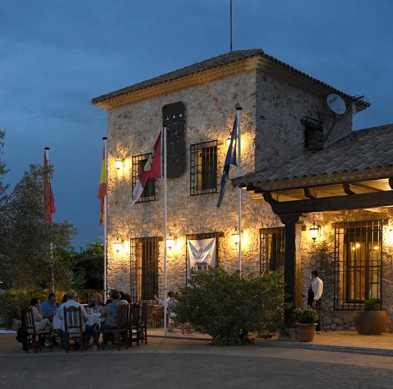 Fachada de piedra de la finca al atardecer