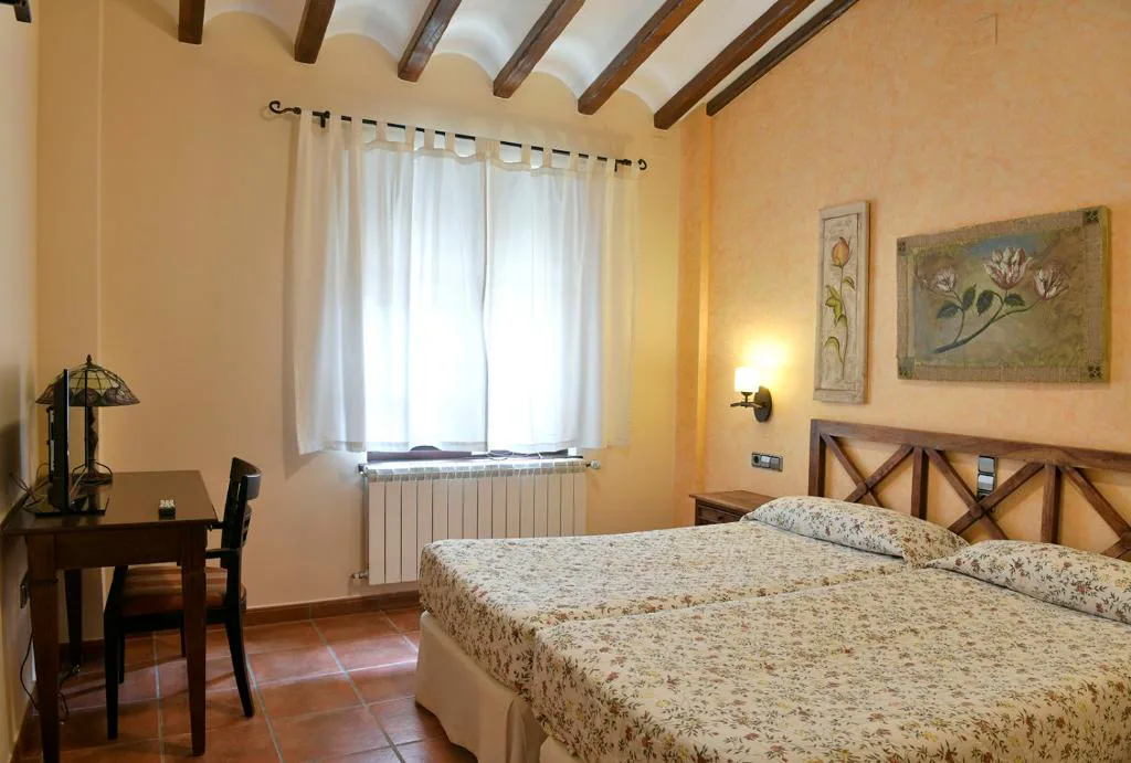 Habitación con cama grande y cabecero de madera