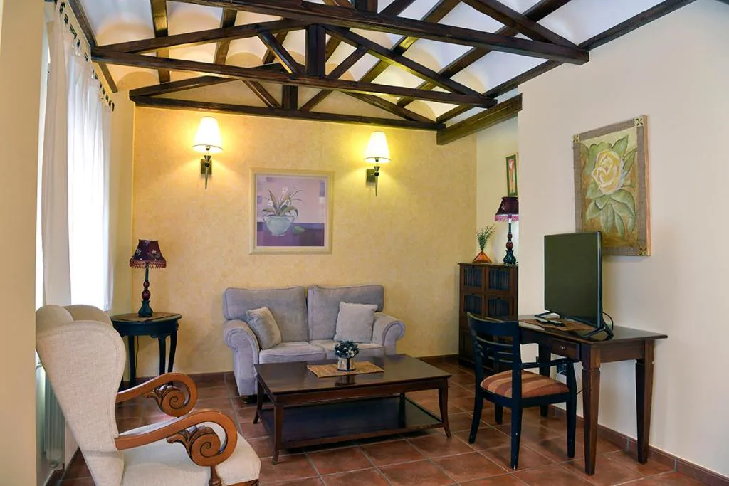 Salón con sillones y mesa de madera bajo vigas