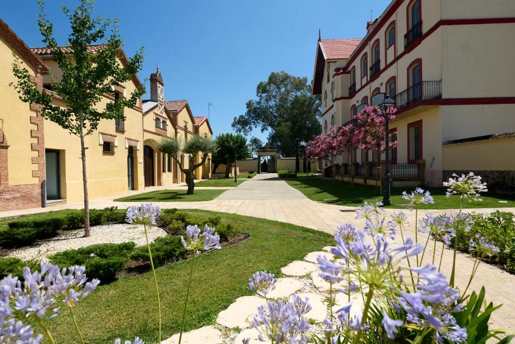 Hotel con jardines y flores azules