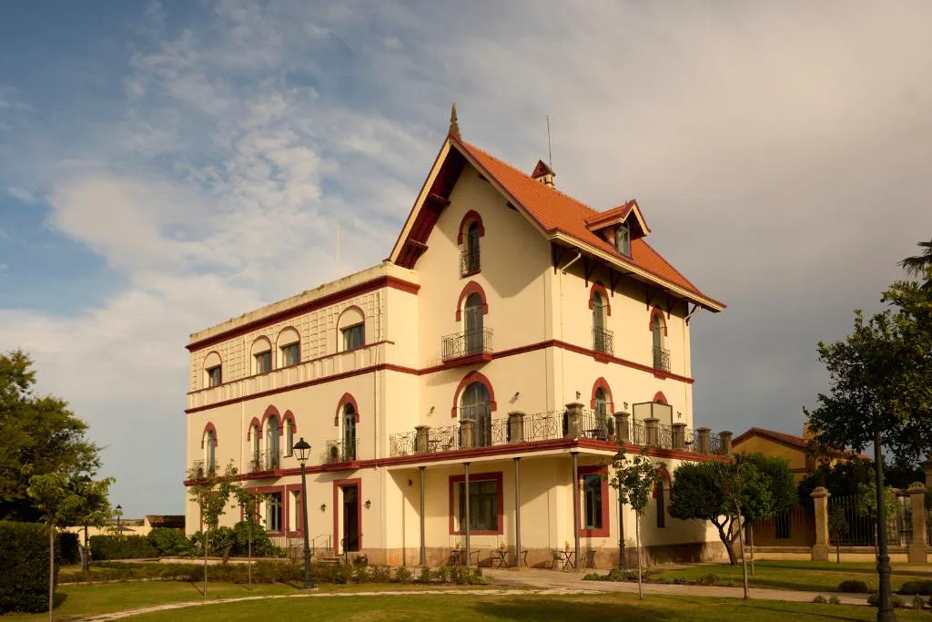 Palacio de tres plantas con jardín