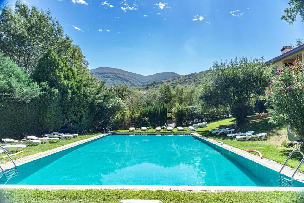 Piscina larga con vistas al valle y a la sierra