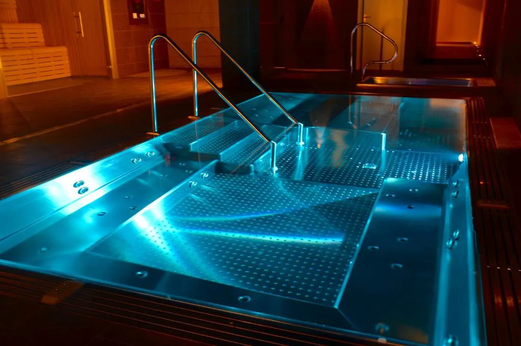 Piscina de hidromasaje iluminada en turquesa