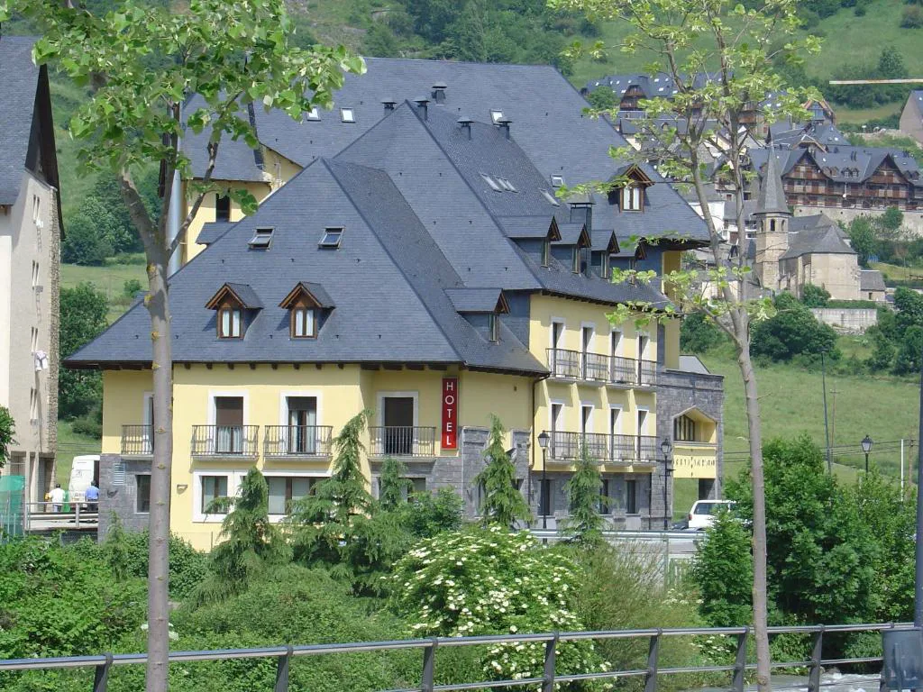 Edificio de tejado de pizarra entre montañas