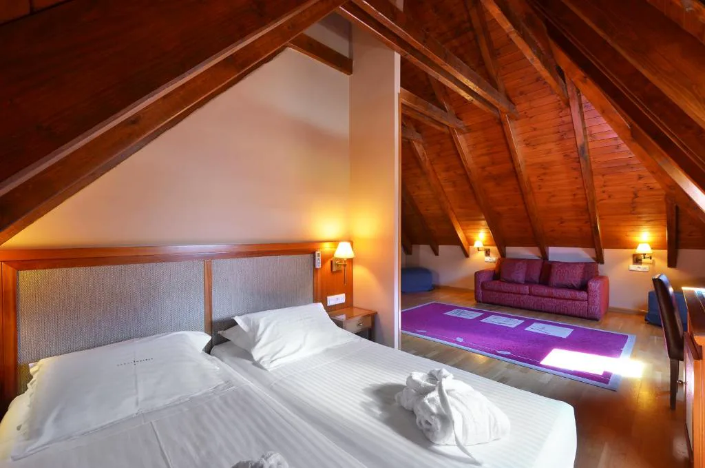 Habitación abuhardillada con techo de madera
