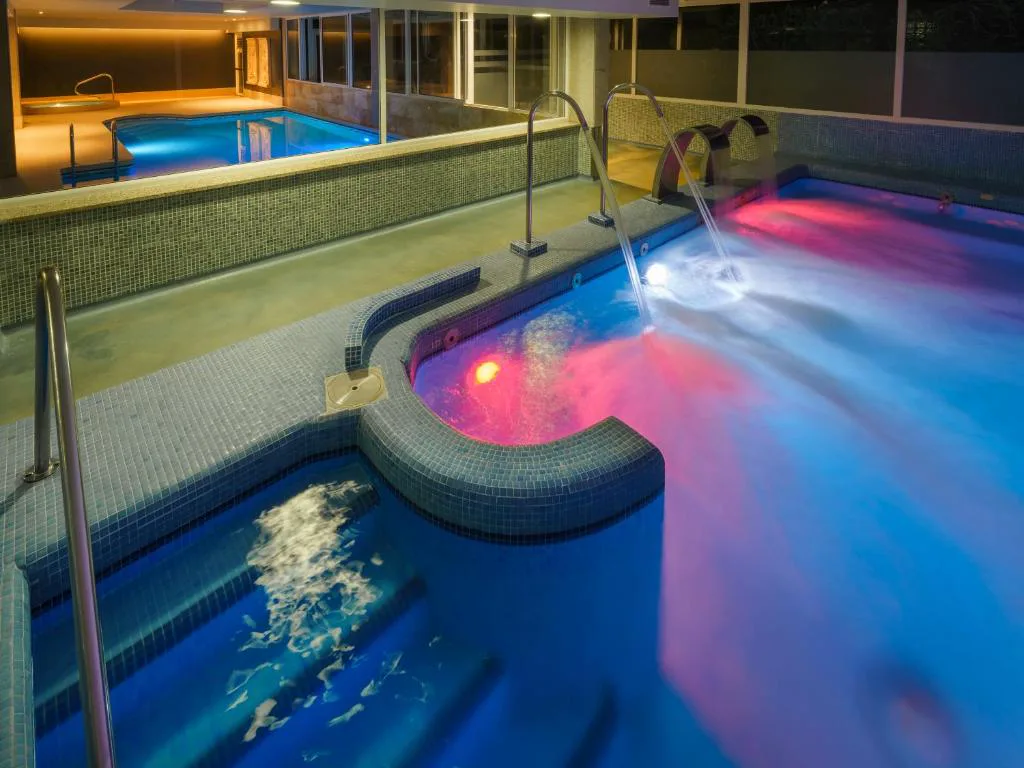 Bañera de hidromasaje interior con iluminación de cromoterapia roja y azul, Hotel Spa Atlántico