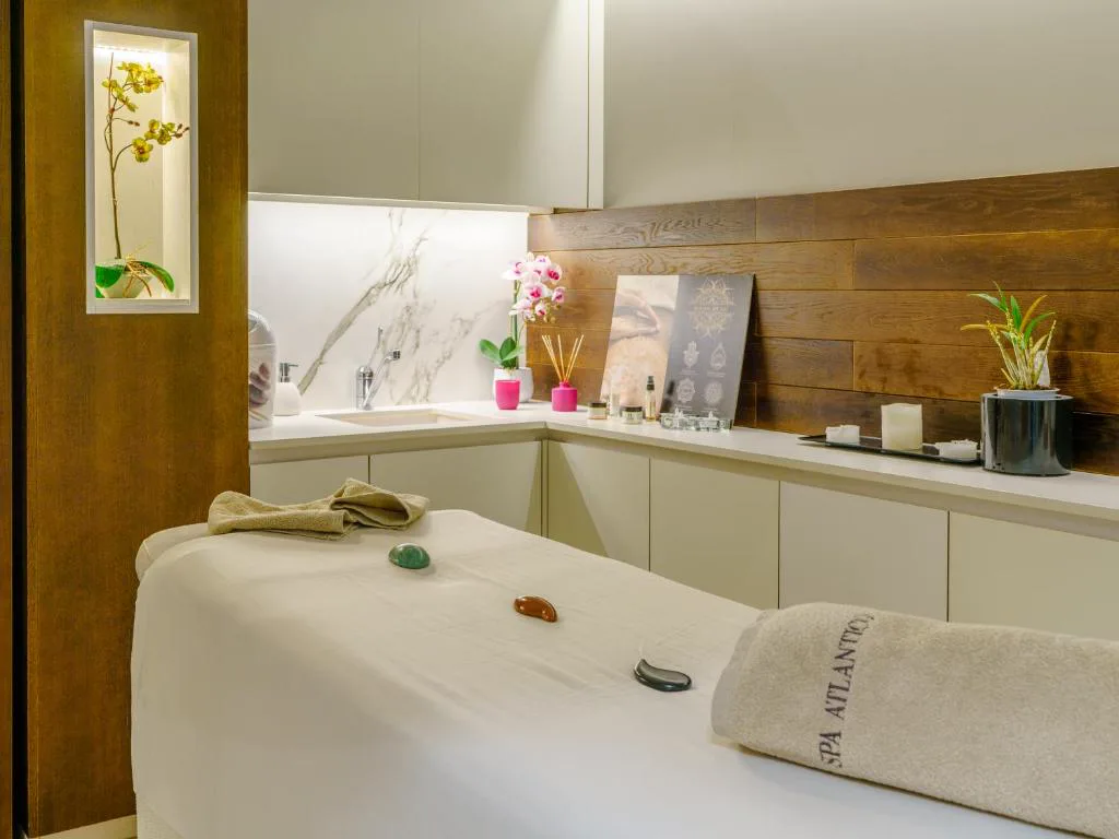 Sala de masajes del spa con detalles en madera y flores, Hotel Spa Atlántico