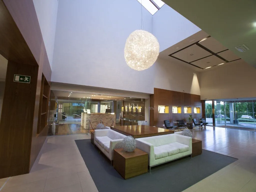 Recepción del spa con gran lámpara esférica de fibras iluminadas, Hotel Spa Attica21 Vilalba