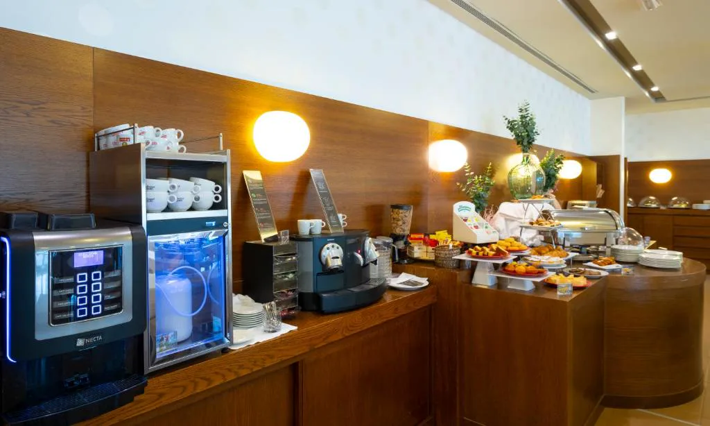Zona de desayuno buffet con máquinas de café y bollería, Hotel Spa Attica21 Vilalba