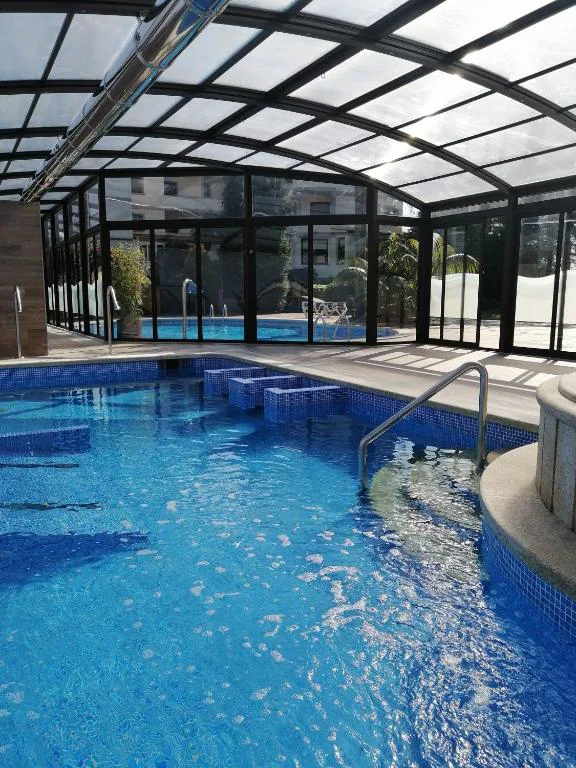 Piscina interior bajo cubierta retráctil de cristal, Hotel Spa Bosque Mar