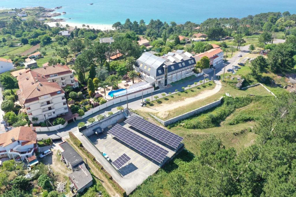 Vista aérea del hotel entre jardines y a pasos de la playa, Reboredo
