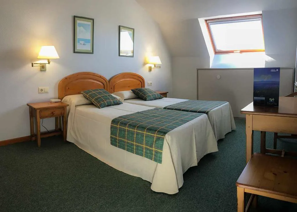Habitación con dos camas de estilo tradicional gallego, Hotel Spa Bosque Mar
