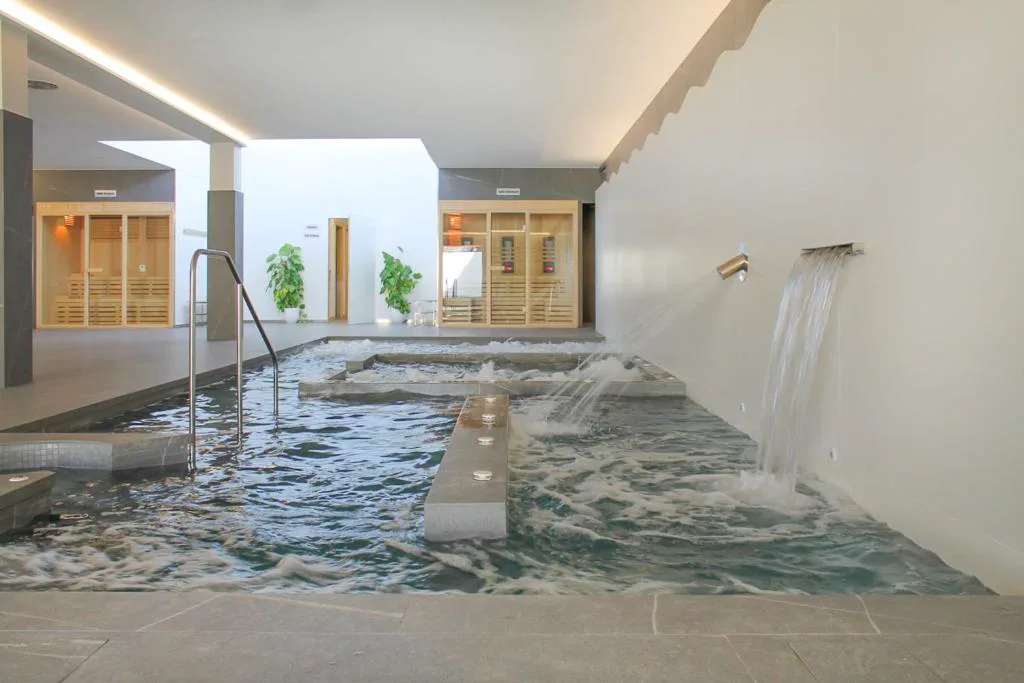 Detalle del circuito de hidroterapia con cascadas de agua, Hotel & Spa Carlos desde 1996