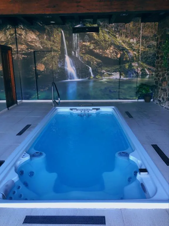 Piscina de hidromasaje con cascada al fondo