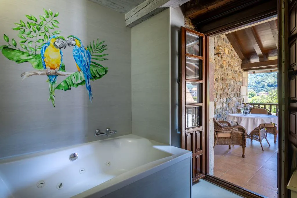 Habitación con bañera de hidromasaje y puerta a la terraza
