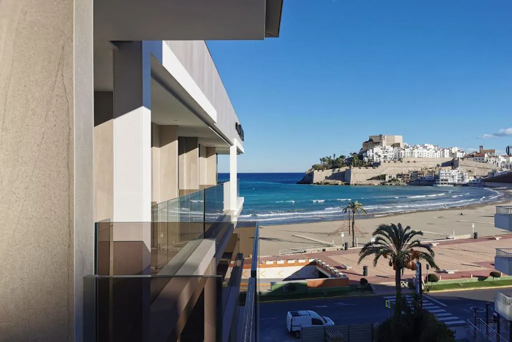 Balcón con vistas a la playa de Peñíscola y al castillo