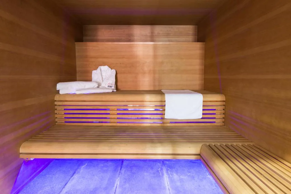 Sauna de madera con luz violeta