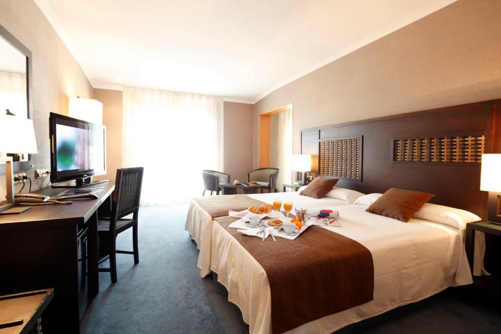 Habitación doble con desayuno servido y cabecero de madera calada, Hotel Spa Congreso