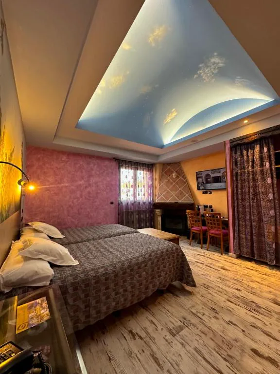 Habitación con luces empotradas en el techo y cama doble
