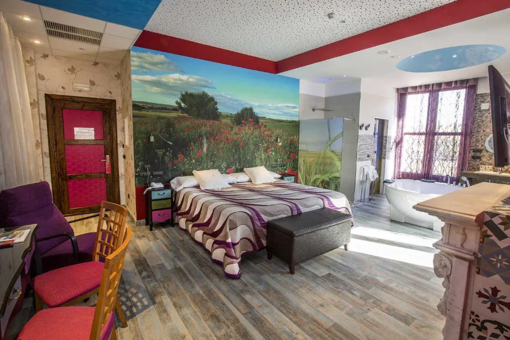 Suite con mural de campo, bañera y ventanal