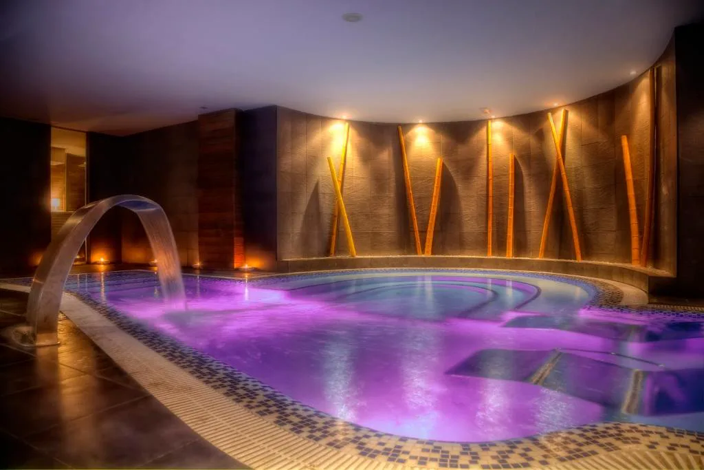 Piscina del spa con chorro y luz morada
