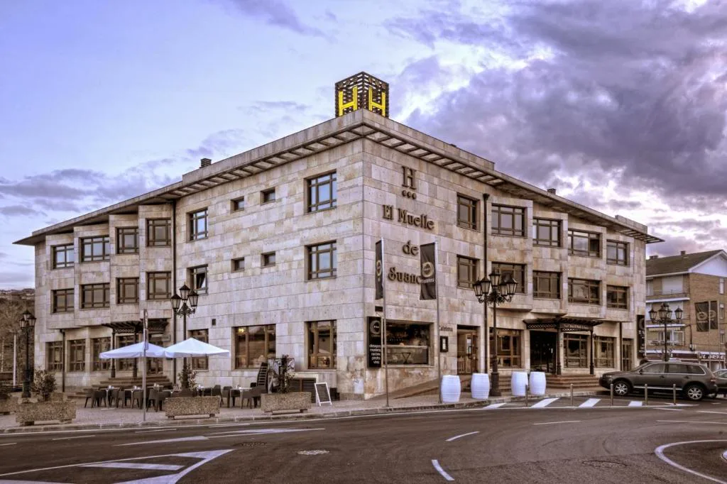 Fachada del hotel en una plaza