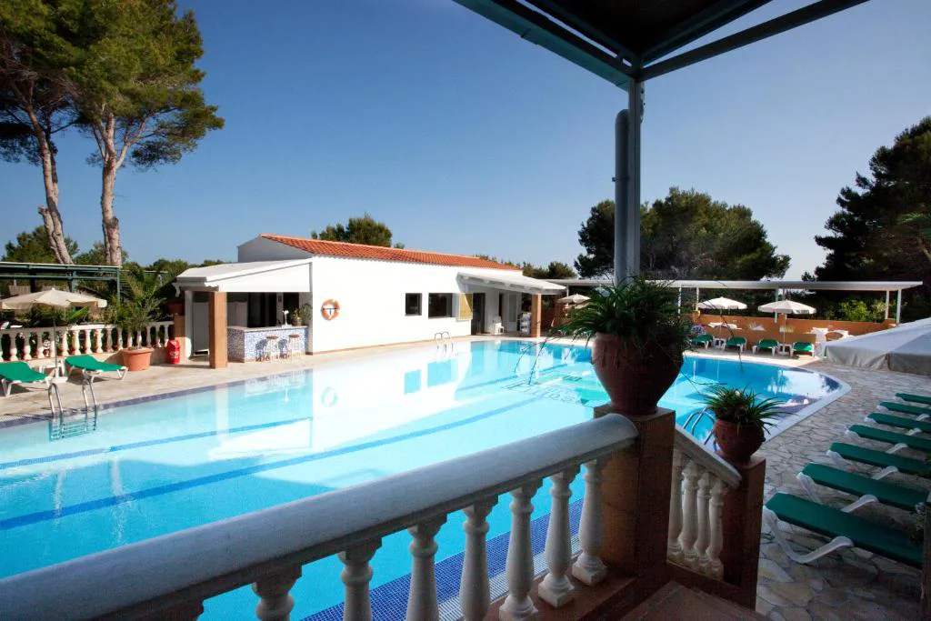 Piscina con pérgola y bar junto a tumbonas verdes entre pinos, Hotel & Spa Entre Pinos